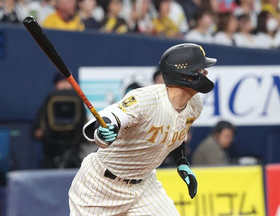 初回、適時打を放った佐藤輝明