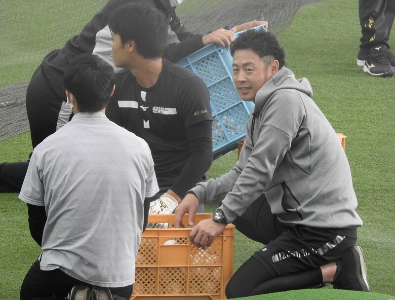 【巨人】亀井コーチ　電撃復帰の長野久義を歓迎「チームが困った時に助けられる選手」 | 記事 | 東スポWEB
