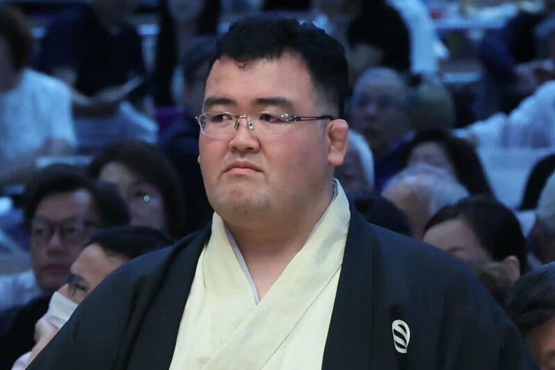 現在は土俵下で審判員も務める元琴奨菊の秀ノ山親方