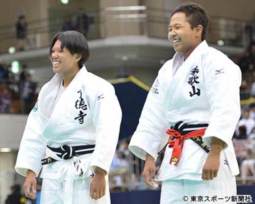 表彰式で笑顔のヌンイラ華蓮（左）と高橋ルイ