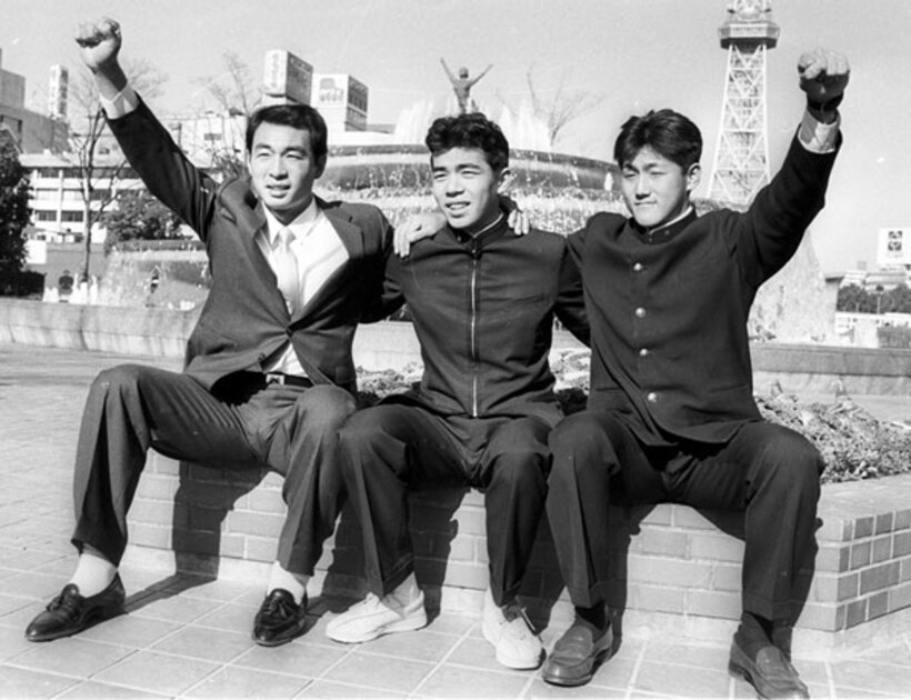  １９８８年の新人入団発表で。左からドラフト２位の大豊、１位の今中、３位の山口幸司