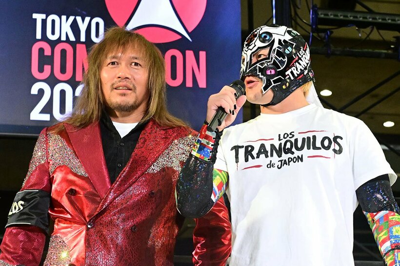 東京コミコンのトークショーに参加した内藤哲也(左)とBUSHI