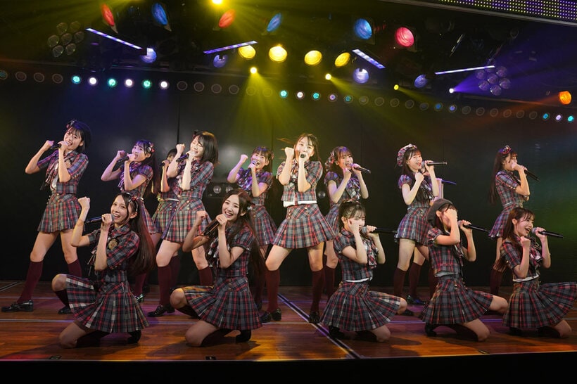 １７曲曲を披露したＡＫＢ４８の研究生たち