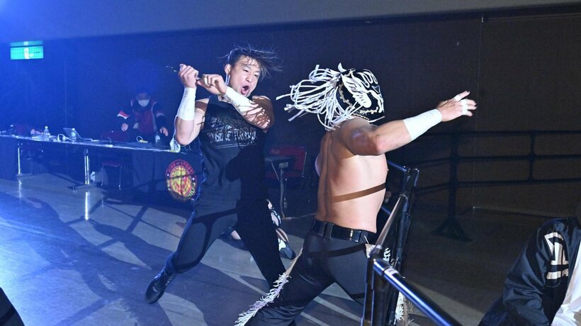  SHO(左)にまたも襲撃されたデスペラード