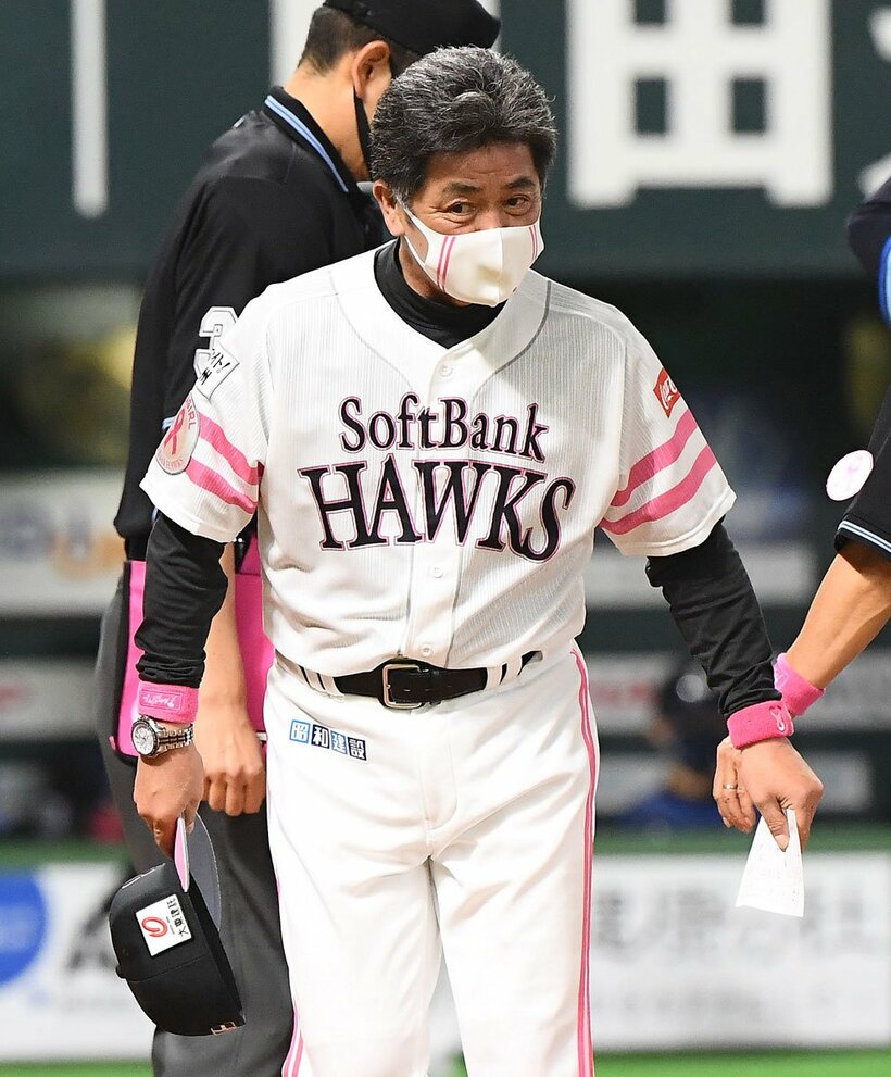  西武戦のメンバー交換を終えた工藤監督