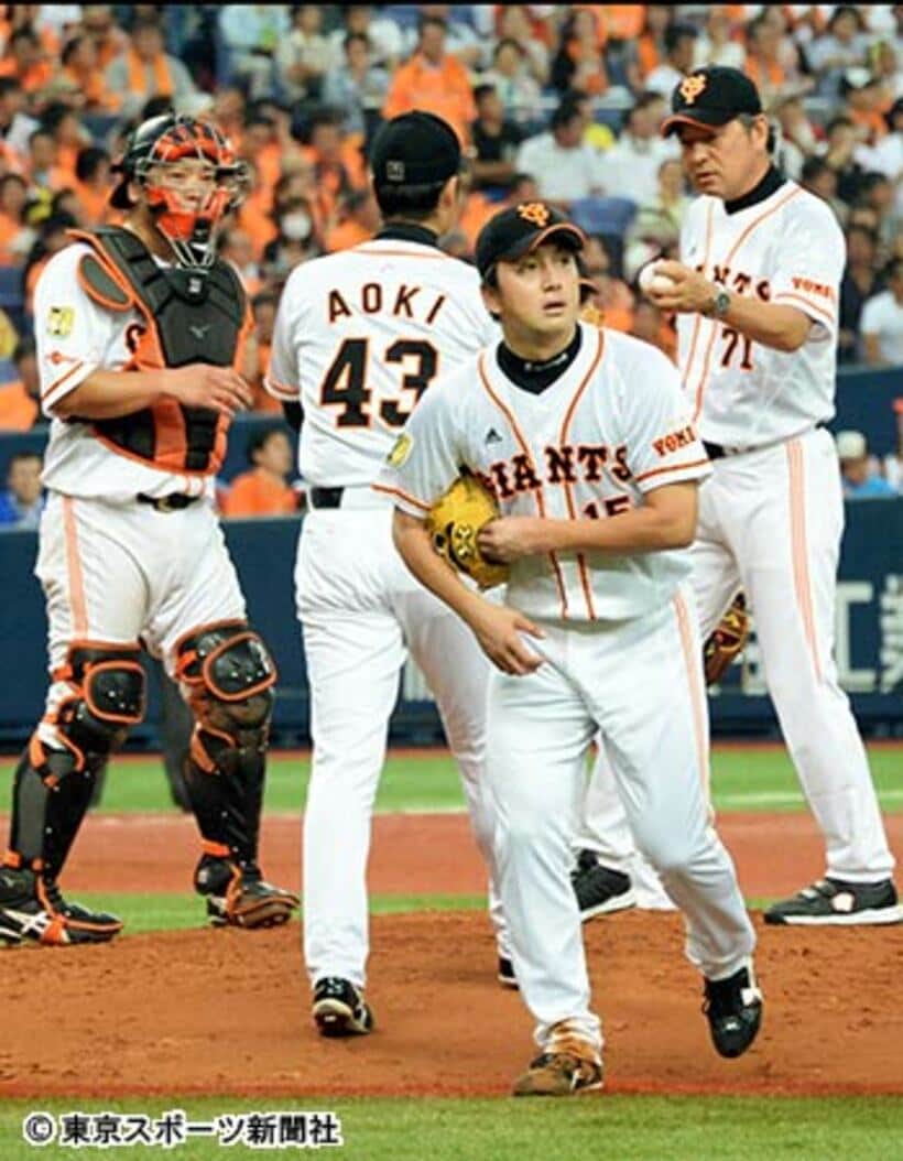 ５回途中７失点と炎上し降板する澤村（手前）