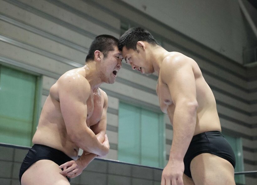  大岩陵平(右)と火花を散らす中島佑斗