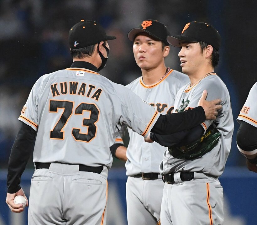  5回途中、降板の際に桑田投手チーフコーチ補佐(左)から声をかけられる高橋(右)