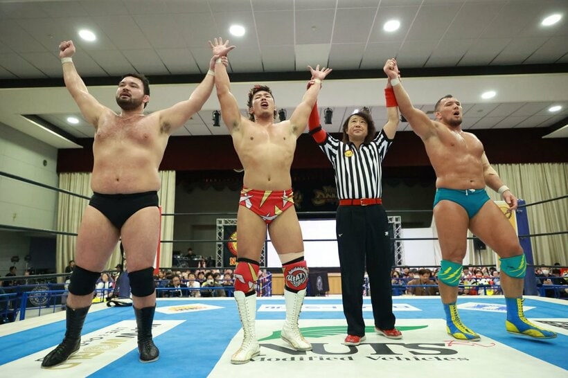 今治でも凱旋試合で勝利した上村優也(左から2人目)。左はウルフアロン、右はオレッグ・ボルチン