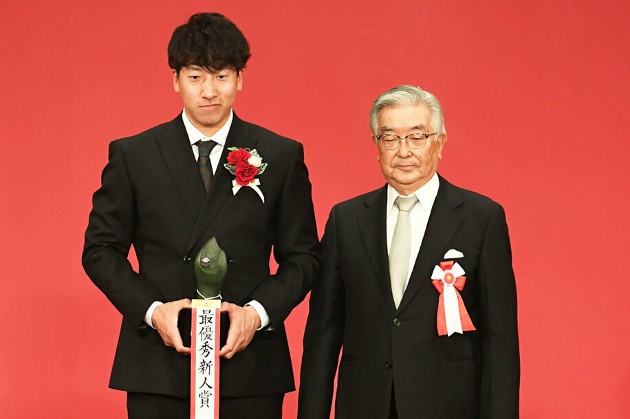 最優秀新人賞を受賞した巨人・大勢(左)。右は斉藤コミッショナー（代表撮影）