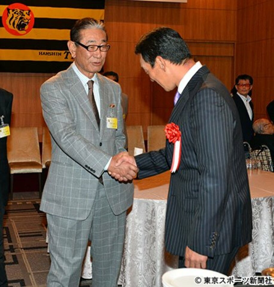 握手する星野仙一楽天副会長（左）と阪神・金本知憲監督