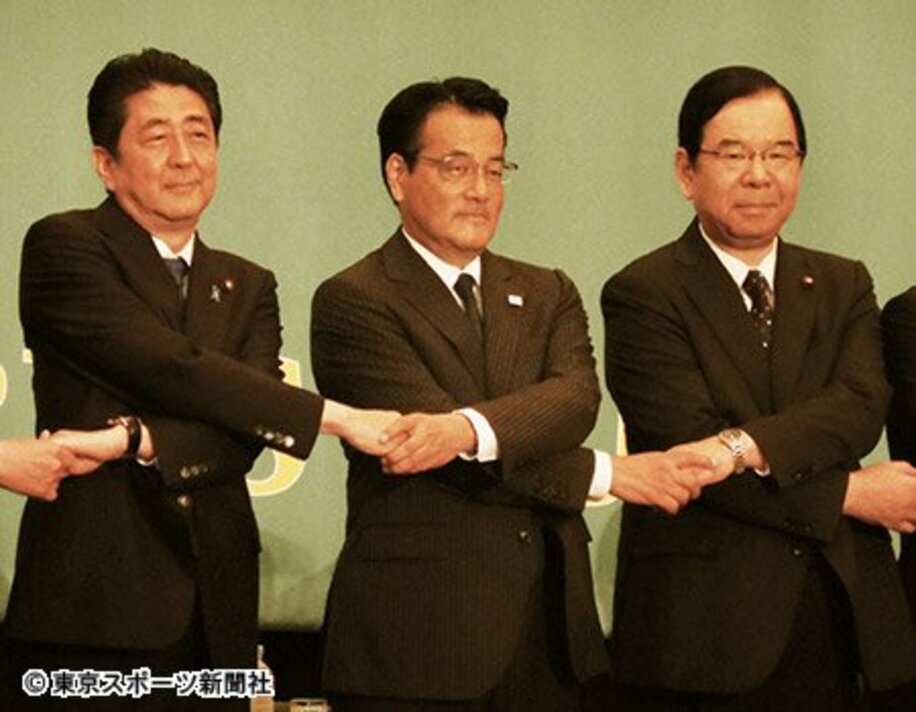 左から安倍晋三首相、岡田克也民進党代表、志位和夫共産党委員長
