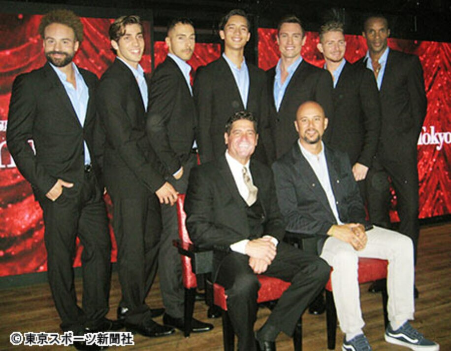 ７人のダンサー（後列）と笑顔で写真に納まるディノ氏（前列左）とクリス氏（同右）