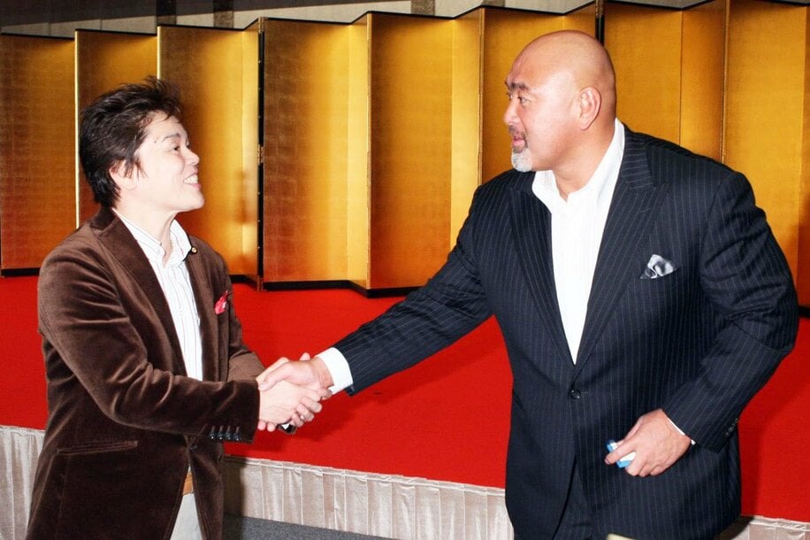 ２００８年プロレス大賞授賞式で神取忍(左)と握手をする武藤