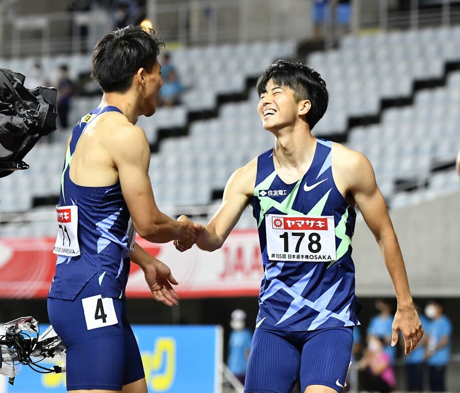  レース後、山県(左)と握手する多田