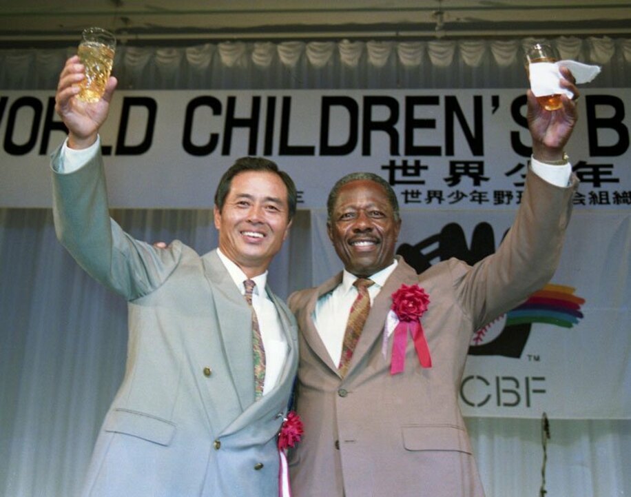  世界少年野球大会パーティーに出席した王貞治（左）とハンク・アーロン氏（１９９１年８月４日）