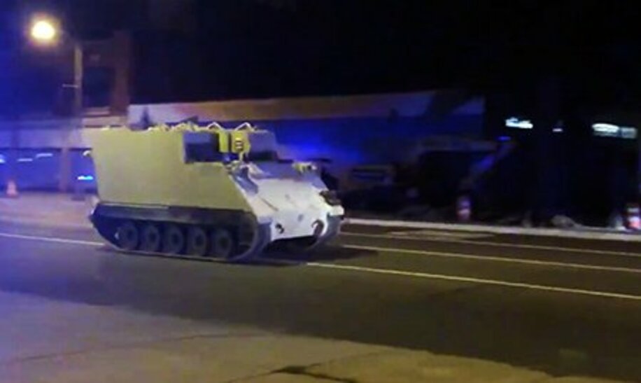  軍から盗まれた装甲車が国道を爆走（ロイター）