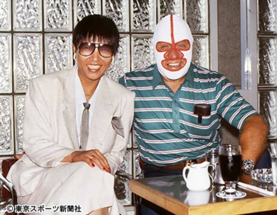  青森で和田アキ子（左）と偶然の再会を果たしたデストロイヤーさん（１９８５年７月）