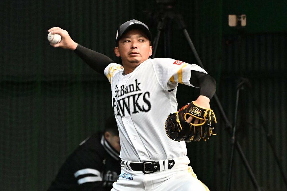 ブルペンで投球練習する東浜巨