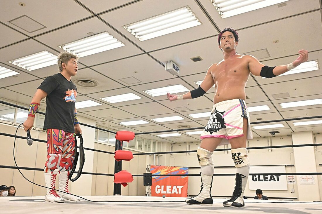 小峠篤司(右)とのタイトル戦を予告したエル・リンダマン