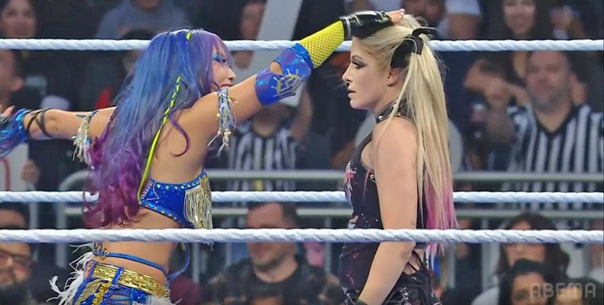 アレクサ・ブリス(右)の頭に手をのせ、挑発するカイリだったが…（©AbemaTV, Inc.）