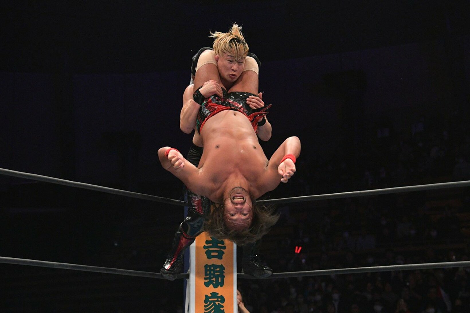 SHO（上）を攻める内藤哲也