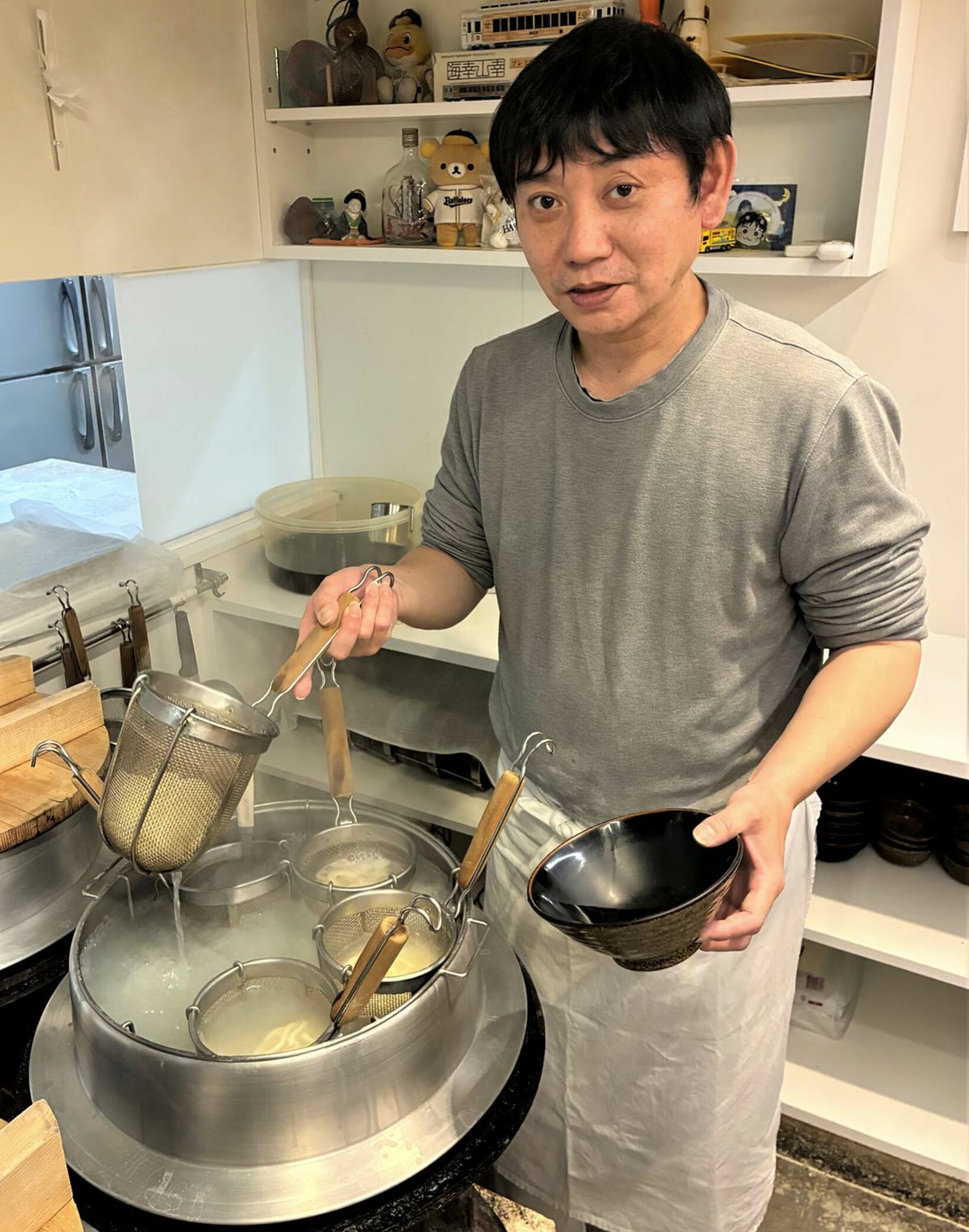 めんをゆで上げる女将の長男・伊豫雄三さん