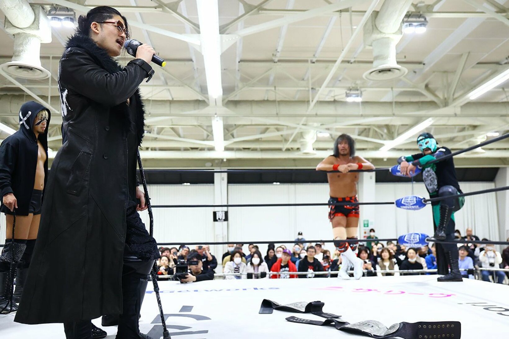 次期挑戦者に名乗り出たOZAWA(手前左)