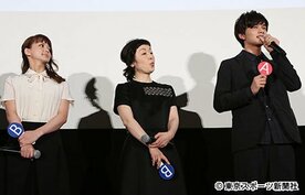 左から多部未華子、小林聡美、北村匠海