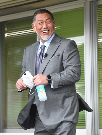  中日二軍キャンプ地の読谷を訪問した清原和博氏（東スポWeb）