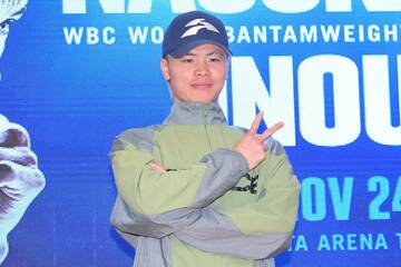 ポーズをとる那須川天心