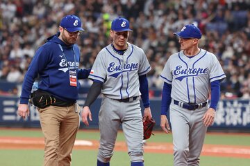 ３回、降板するシュナイダー（中）