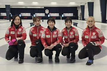（左から）藤沢五月、吉田知那美、鈴木夕湖、吉田夕梨花、小穴桃里（日本カーリング協会提供）