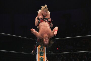 SHO（上）を攻める内藤哲也