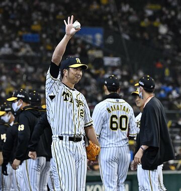  最後の登板を終え甲子園の虎党の声援に手を挙げて応えた藤川