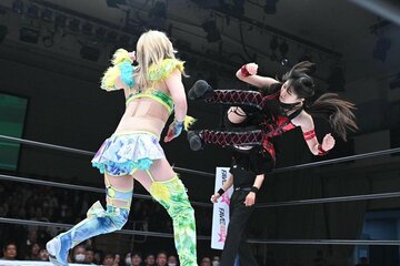 羽南（左）にドロップキックを決める古沢稀杏