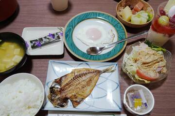 こちらは朝食。アジの一夜干しだけでも満足できる！