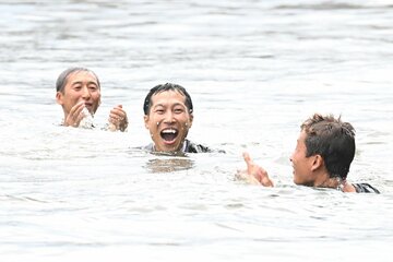 ＳＧ初勝利を挙げて水面に投げ入れられた北山康介（中）