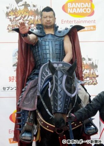 馬にまたがり登場したケンドーコバヤシ
