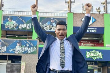 ダルビッシュ、中田翔らファイターズレジェンドの写真をバックにポーズを決めるエドポロ・ケイン