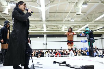 次期挑戦者に名乗り出たOZAWA(手前左)