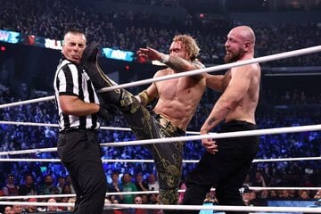 ウィル・オスプレイ（中）のキックがジョン・モクスリー（右）にかわされレフェリーに誤爆（©All Elite Wrestling）