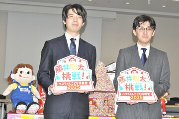 藤井聡太竜王(左)と伊藤匠叡王