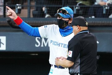 意外にも…貯金数は昨季の同時期とさほど変わらない日本ハム・新庄監督(左)