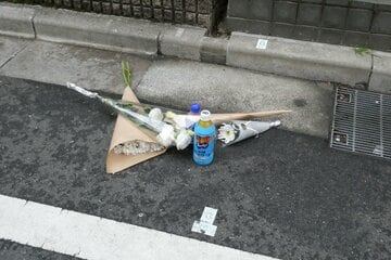 女性が刺殺された現場には献花がされていた