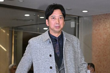 12球団監督会議で会場入りする阪神・藤川監督