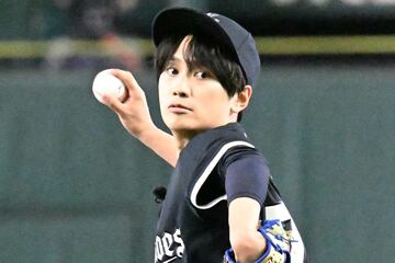 スペシャル始球式を行った藤原丈一郎
