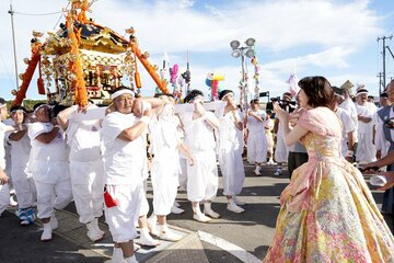 御輿に号令をかける水森(右)