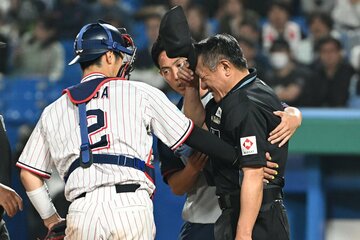 抱えられる笠原球審