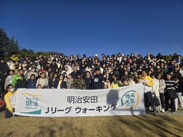 兵庫・姫路市で行われた「明治安田Ｊリーグウォーキングｉｎ　ＨＩＭＥＪＩ」に参加した武田修宏氏（手前中央）